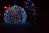W Lipnie świąteczne iluminacje są skromne, ale przy bombce nadal ludzie robią sobie zdjęcia [zdjęcia]