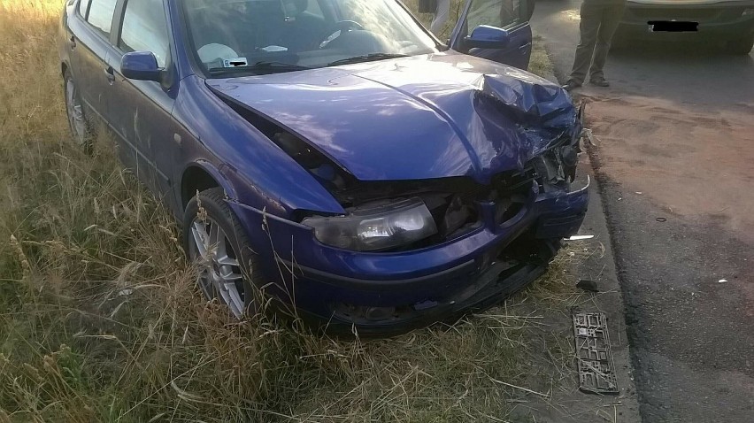 Wypadek w Ceniawach w gminie Będków. Czołowo zderzyły się dwa samochody [ZDJĘCIA]