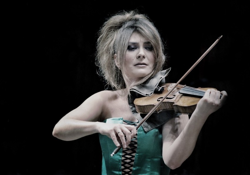 Katarzyna Duda – skrzypaczka, gra na instrumencie włoskim z...