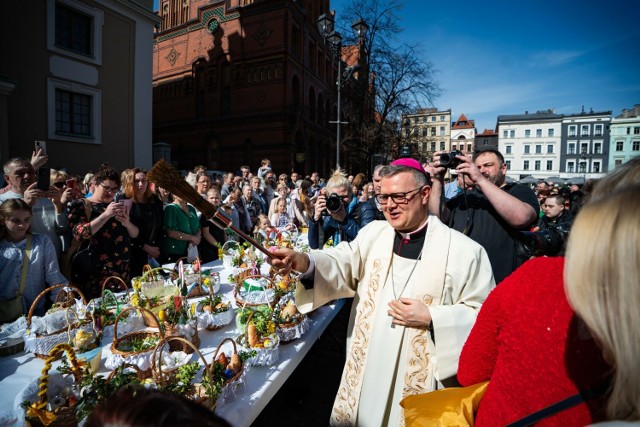 Tak wyglądało dzisiejsze (30.03) święcenie pokarmów na Rynku Staromiejskim w Toruniu.