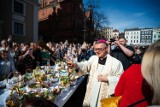 Święcenie pokarmów na Rynku Staromiejskim w Toruniu. Zobacz zdjęcia!