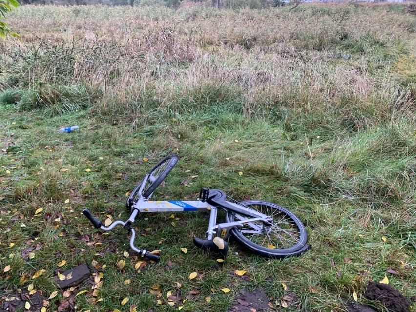 Wandale zniszczyli kolejny rower miejski w Wągrowcu! Wyrzucili go w zaroślach