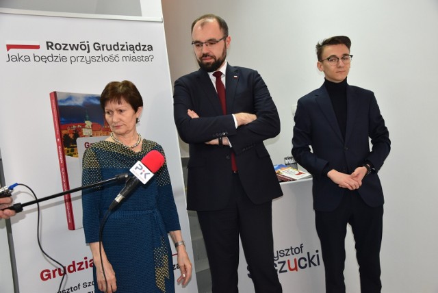 Krzysztof Szczucki (na zdjęciu w środku) otworzył w Grudziądzu biuro społeczne przy ul. Groblowej 12 "a". Mogą przychodzić tutaj mieszkańcy ze swoimi problemami, ale także zainteresowani rozwojem miasta oraz rozwiązaniem problemów i dzielić się swoimi pomysłami