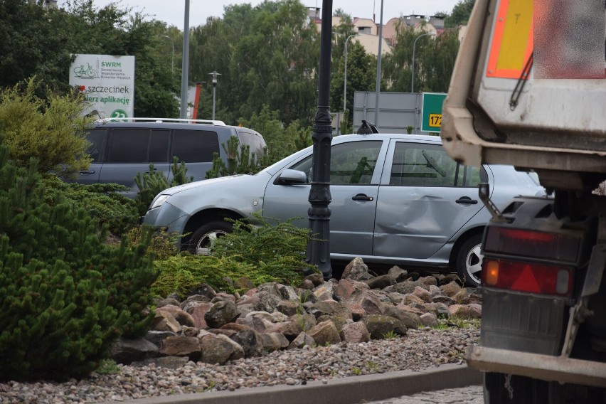 Zderzenie osobówki z ciężarówką w Szczecinku. Utrudnienia na rondzie [zdjęcia]