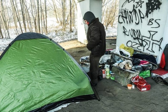 W Bydgoszczy bezdomni koczują w wielu miejscach. Z różnych powodów nie chcą lub nie mogą dostać się do schroniska. 

Często śpią w klatkach schodowych, skąd najczęściej bywają przeganiani. Często można ich zobaczyć na ławkach w parkach albo na ławkach pod wiatą przystankową. Wielu nocuje w miejscach, gdzie warunki atmosferyczne - wiatr, deszcz, burza, zimno - są szczególnie dokuczliwe. 

Polecamy także:
Najniebezpieczniejsze ulice Bydgoszczy. Sprawdź, które znajdują się na liście

Jeśli znacie miejsca, gdzie sypiają bezdomni, wystarczy jeden telefon, by im pomóc. Problem jest duży. W ubiegłym roku pojawiły się szacunki, że Bydgoszcz jest drugim miastem w Polsce, jeśli chodzi o liczebność bezdomnych. Zobacz, gdzie i jak nocują bezdomni. 

Czy uda się skończyć z plastikiem?




