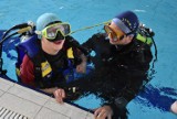 Niepełnosprawni uczyli się nurkować pod czujnym okiem instruktorów [ZDJĘCIA]