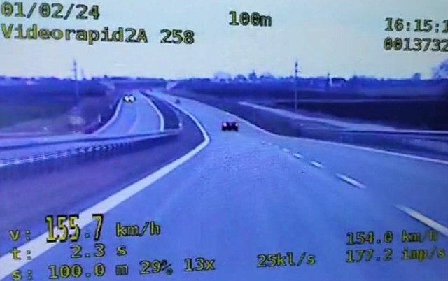 Piotrkowianin jechał z prędkością 155 km/h, podczas gdy limit na tej drodze wynosił 100 km/h. To wykroczenie zostało zarejestrowane przez policyjny wideorejestrator
