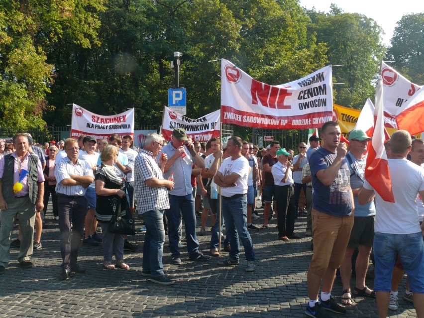 Protest sadowników w Warszawie. Utrudnienia w centrum miasta
