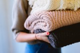 Daj nienoszonym swetrom drugie życie i zrób z nich coś nowego. 8 pomysłów na to, co można wyczarować ze starych swetrów 