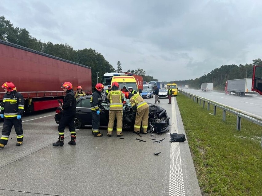 Wypadek na autostradzie A1 między Radomskiem a Kamieńskiem. Osobowy mercedes uderzył w ciężarówkę. ZDJĘCIA