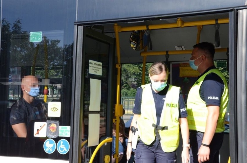 Gdańscy policjanci prowadzą kontrole m.in w sklepach i...