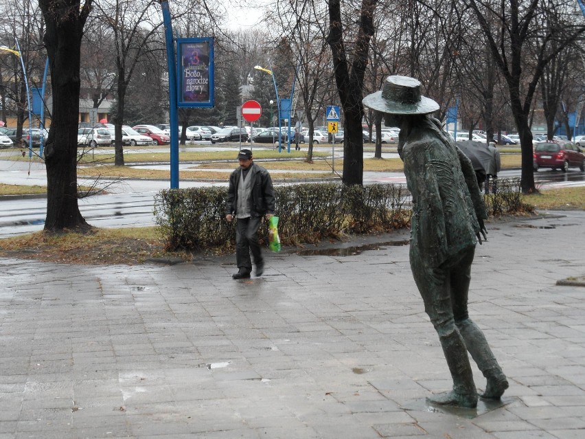 Tychy: Pomnik Ryśka Riedla stanął przy przystanku. Wokalista często z niego odjeżdżał do Katowic