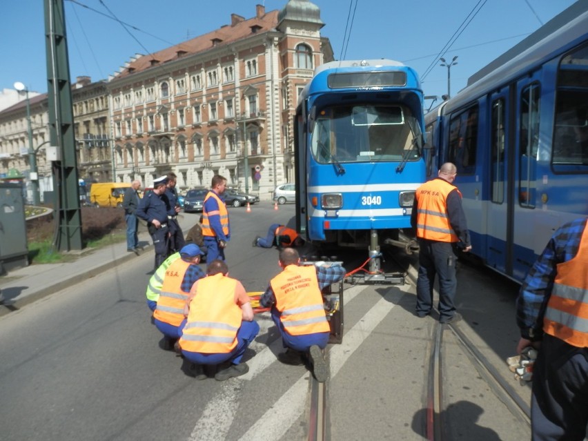 Kraków: wykolejenie przy Dworcu Głównym. Tramwaje już kursują ul. Basztową [ZDJĘCIA, VIDEO]