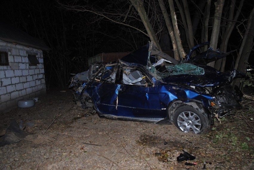 Tyle zostało z BMW, którym jechali trzej młodzi mężczyźni.