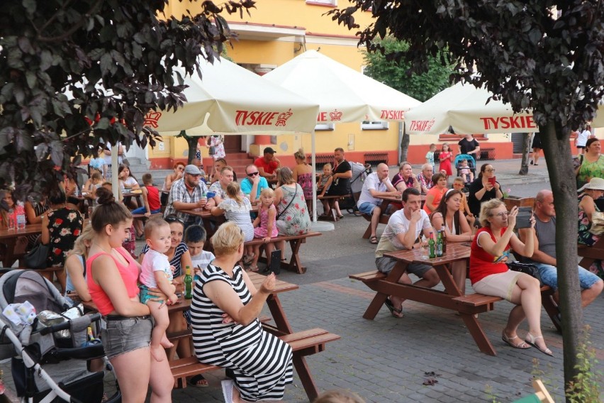 Zespół Wakacyjni z Leszna przyciągnął publiczność na rynek w Śmiglu. Relaks i koncert uliczny [ZDJĘCIA I WIDEO] 