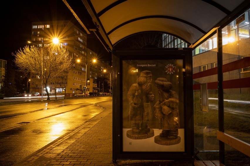 Konin. Sztuka nas szuka z rzeźbą Grzegorza Buciak, kolejna odsłona projektu na przystankach MZK w Nowym Roku 