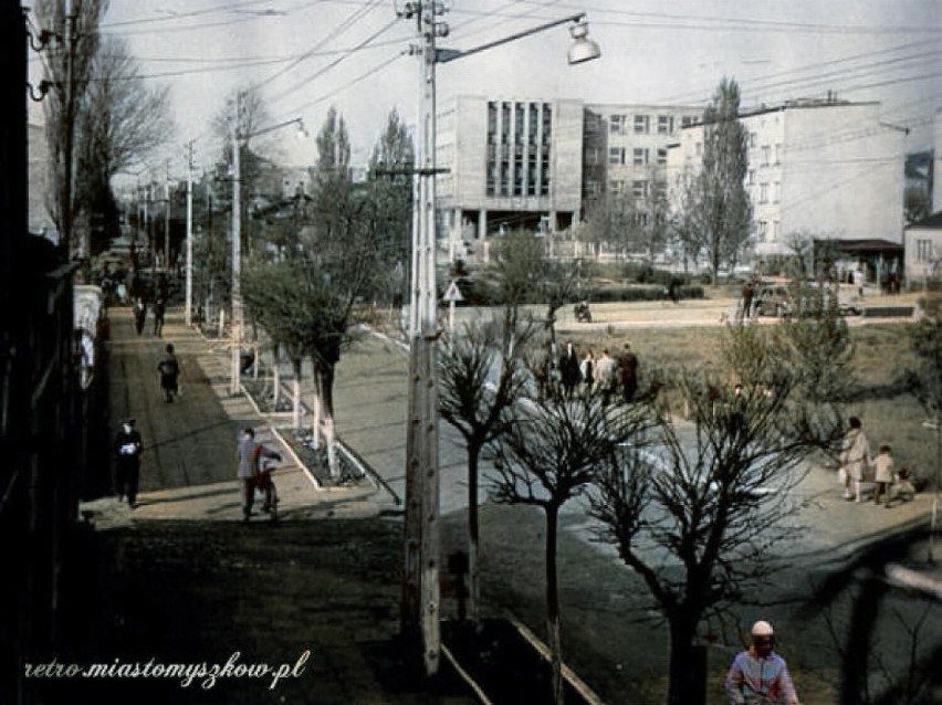 Zwyczajny dzień w Myszkowie... kilkadziesiąt lat temu. Stare zdjęcia zostały pokolorowane! Rozpoznasz te ulice i budynki? 