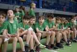 Dzień sportu w SP 5 w Skierniewicach. Uczniowie biegając i skacząc walczą o cenne nagrody dla szkoły
