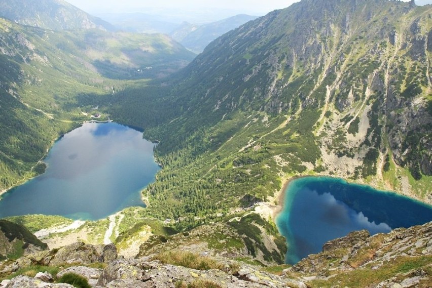 Z lewej Morskie Oko, z prawej Czarny Staw pod Rysami. Fot....