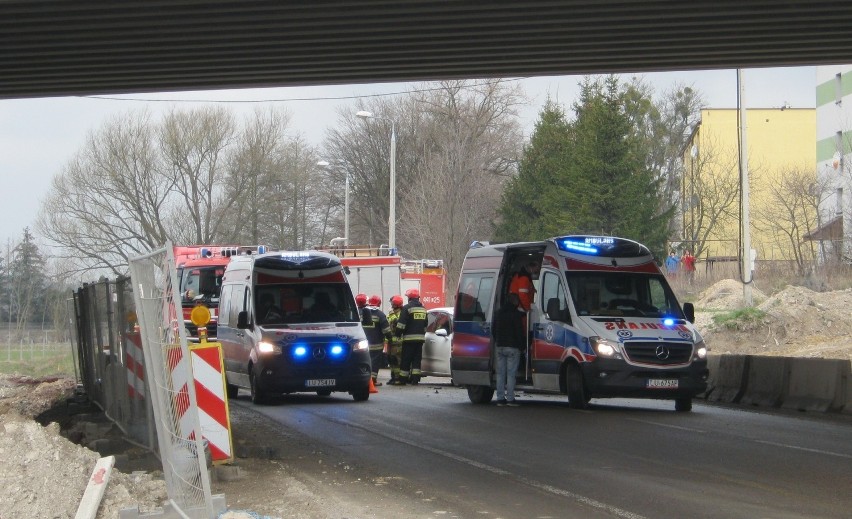 Czołowe zderzenie pod wiaduktem na wyjeździe z Kraśnika. Kilka osób trafiło do szpitala  