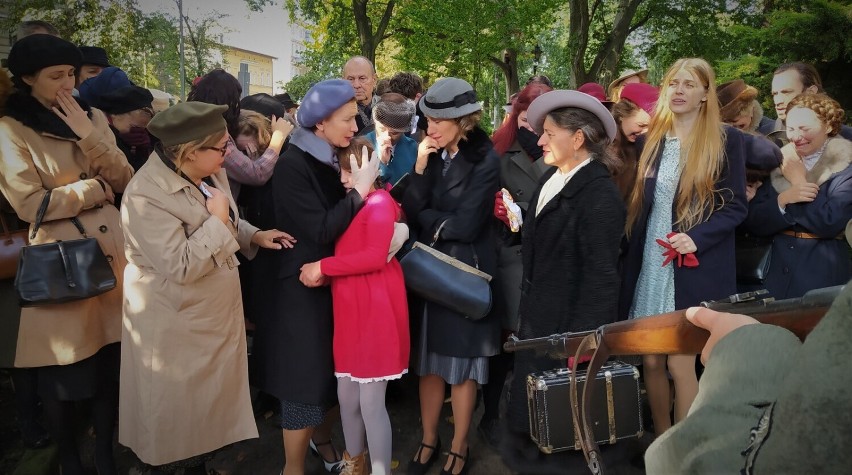 Strzały na placu Tadeusza Kościuszki w Lesznie. Miejski plac zamienił się w plan filmowy ZDJĘCIA