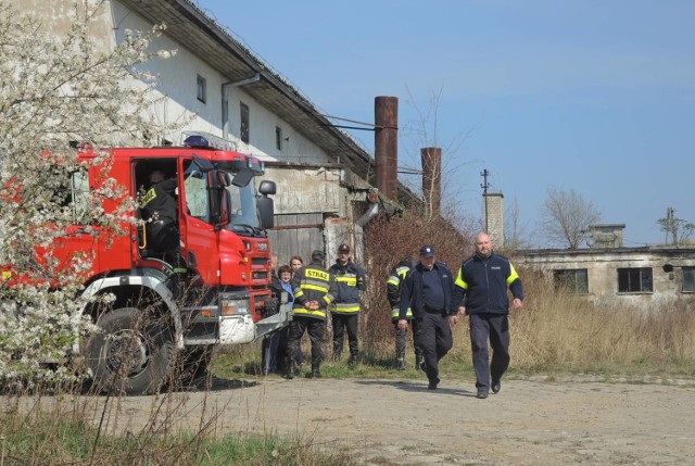15 kwietnia na teren dawnego PGR w Kozach zjechały się różne służby, między innymi straż pożarna, policja, sanepid. Uznały one, że bezpośredniego zagrożenia dla ludzi nie ma. Do beczek nikt nie zaglądał.