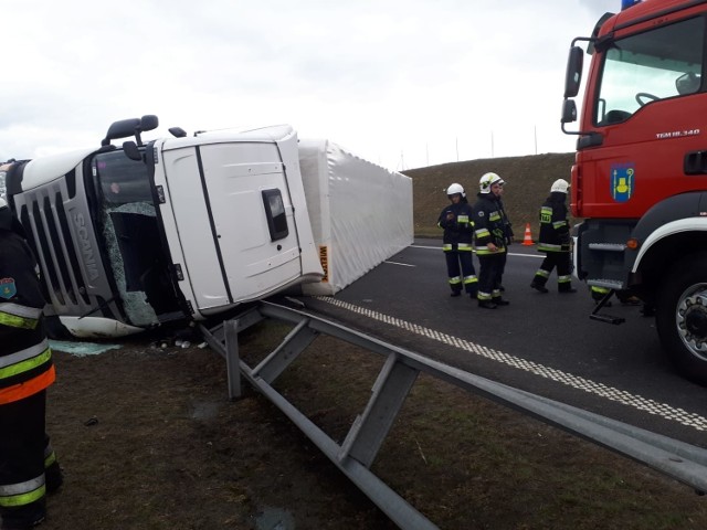 A1 zablokowana. Koło Warlubia przewróciła się ciężarówka