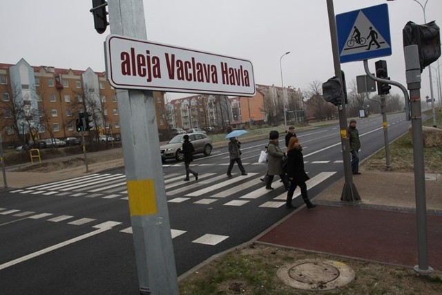 Pracownicy Zarządu Dróg i Zieleni w Gdańsku przygotowali rozwiązania, które - jak twierdzą - mają znacznie zmniejszyć panujące tam od kilku dni gigantyczne korki. 

Czytaj także: Korki na al. Havla. Czy to problem z sygnalizacją?

Sznur samochodów każdego dnia ciągnął się już od Kowal do nowo wybudowanego skrzyżowania, natomiast już na al. Havla samochody kursowały płynnie.

O ile przed świętami uliczny paraliż nikogo jeszcze nie dziwił, sytuacja zmieniła się, gdy Boże Narodzenie minęło, a al. Havla, dawniej nazywana ulicą Nową Łódzką, zamiast udogodnieniem stała się jednym z najgorszych punktów dla kierowców z południowych dzielnic Gdańska.