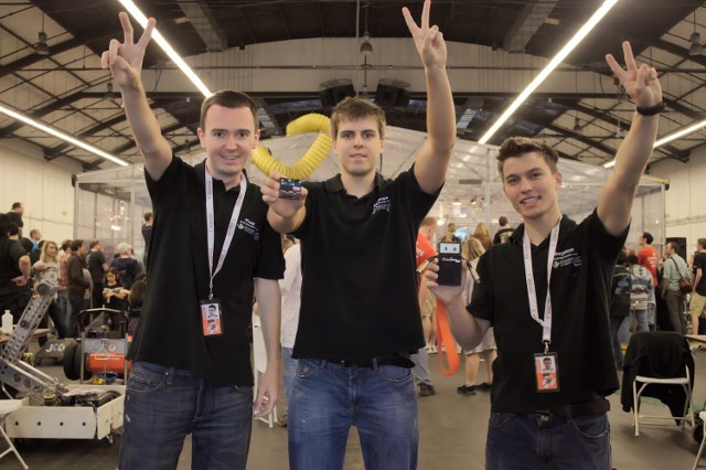 Szymon, Mateusz i Piotr triumfują podczas mistrzostw świata "RoboGames 2015"