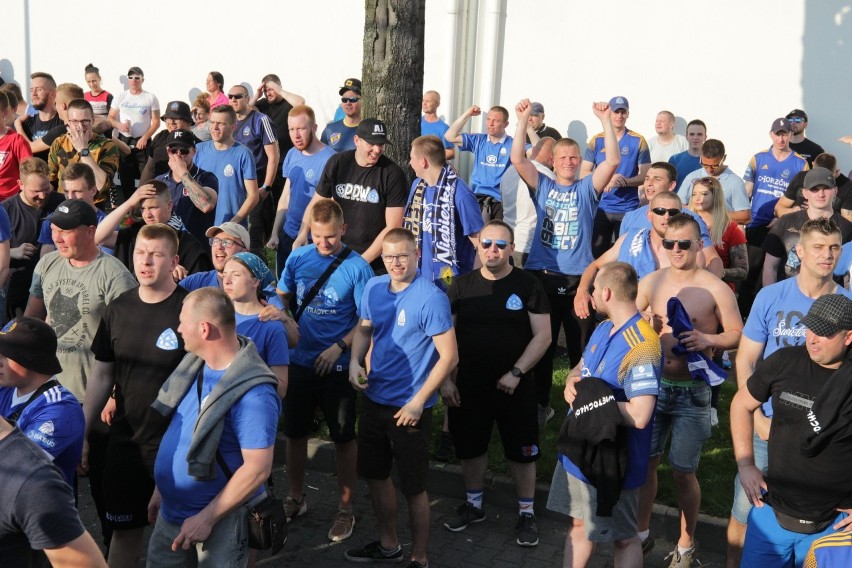 Pod stadionem w Pawłowicach Ruch dopingowało kilkuset fanów...