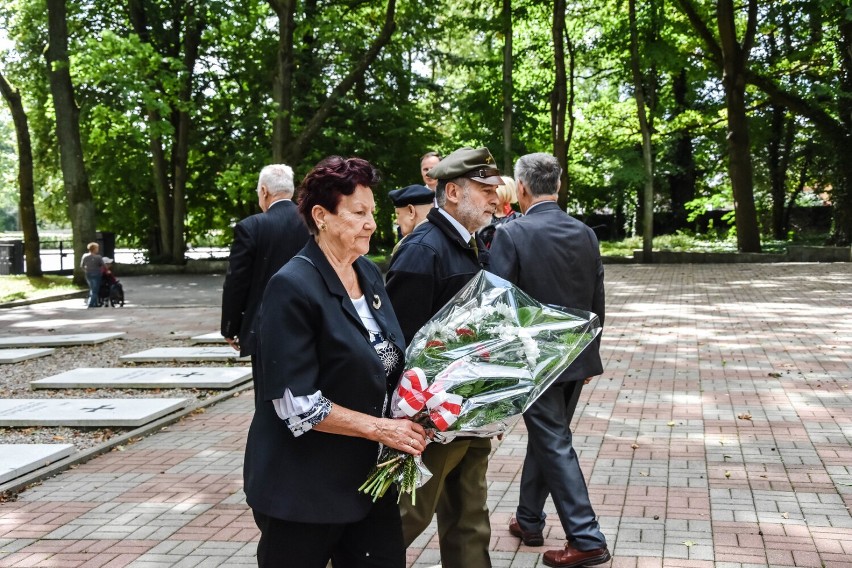 82 rocznica wybuchu II wojny światowej. Władze Sławna złożyły kwiaty pod Pomnikiem Poległych Żołnierzy