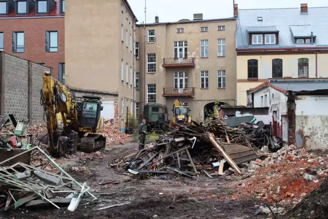 Widok na zburzone już w dużej mierze warsztaty szkolne na tyłach ZDZ Szczecinek