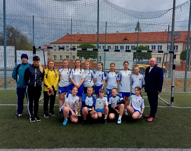 Dziewczęta ze szkół w Żninie i Mamliczu grały w piłkę nożną w ramach Igrzysk Dzieci.