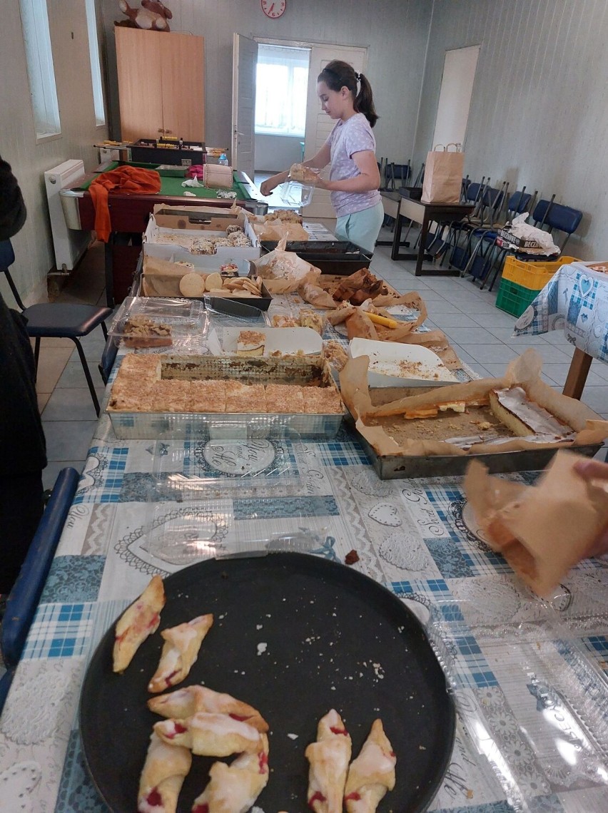 Pomaganie przez pyszności kupowanie. Kiermasz ciast i przetworów na śremskim Targowisku Miejskim dla Zuzi chorującej na SMA