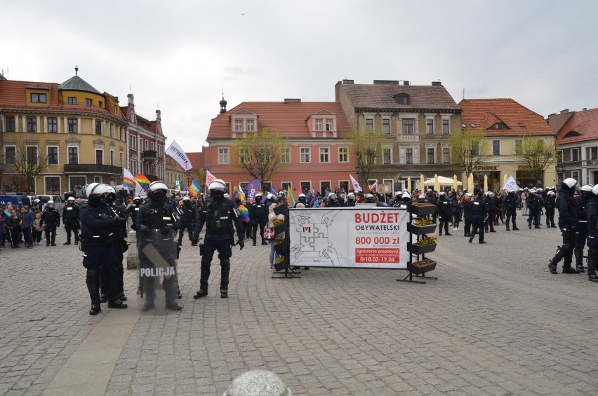 W Gnieźnie trwa Marsz Równości. Pojawiły się też liczne ugrupowania opozycyjne [FOTO, FILM]