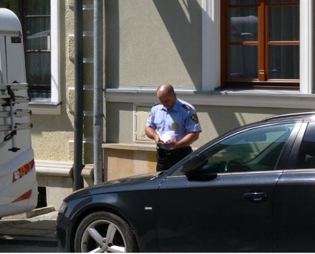 Aż dwukrotnie w porównaniu do roku 2020 wzrosła liczba mandatów karnych  nałożonych w 2021 roku przez Straż Miejską w Sandomierzu  na kierowców, którzy źle zaparkowali pojazdy.  

Na kolejnych zdjęciach prezentujemy miejsca, gdzie można najczęściej otrzymać mandat za złe parkowanie.  