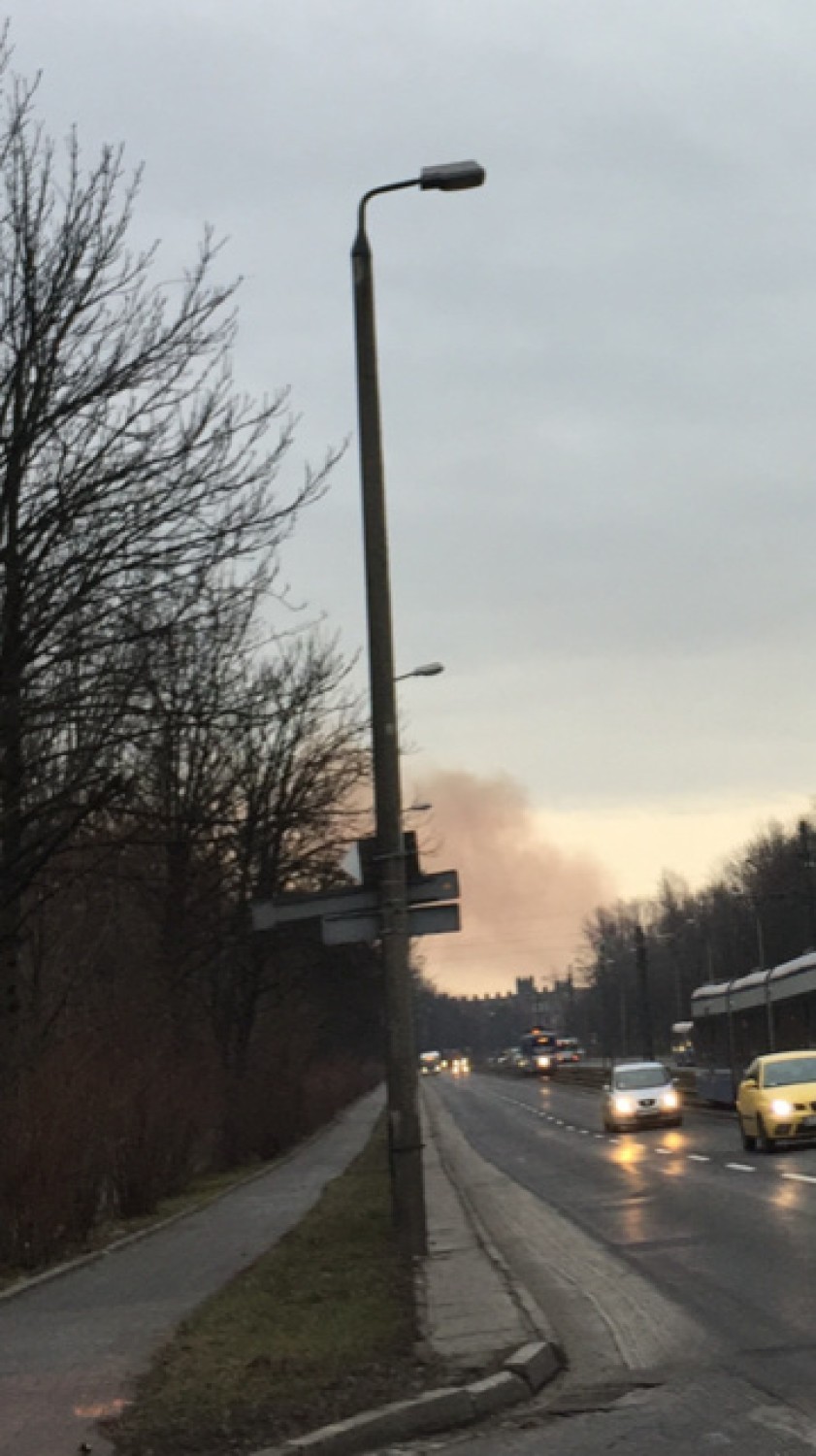 Kraków. Nad kombinatem unosił się dym i czuć było zapach siarki