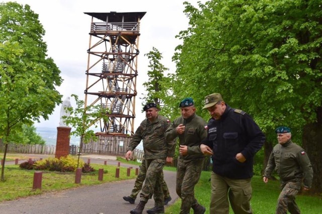 Niecodzienny widok. Wizyta trzech generałów na polsko-ukraińskiej granicy w okolicach Przemyśla. 

Obecnie wojsko wspiera Straż Graniczną w ochronie granicy państwowej, w placówkach SG w Czarnej Górnej i Ustrzykach Górnych. Podhalańczycy wspólnie z  funkcjonariuszami SG ochraniają granicę Polski z Ukrainą i Słowacją. 

Nz. od lewej gen. bryg. Dariusz Lewandowski, gen. dyw. Jarosław Gromadziński i gen. bryg. SG Robert Rogoz.