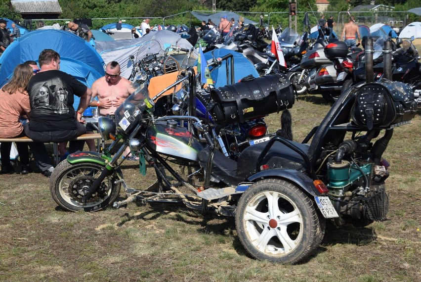 Cieszków: XXXIII edycja Zlotu Motocykli klubu OLDTIMERS z Krotoszyna- ludzie na zlocie [Zdjęcia]