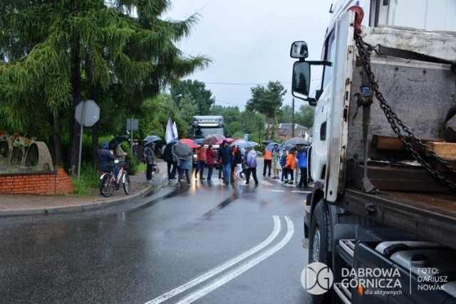 Mieszańcy Strzemieszyc od dawna protestują przeciwko brakowi alternatywnego dojazdu do Euroterminalu, bo tiry jeżdżą wąskimi, lokalnymi drogami tuż pod oknami ich domów

Zobacz kolejne zdjęcia/plansze. Przesuwaj zdjęcia w prawo - naciśnij strzałkę lub przycisk NASTĘPNE