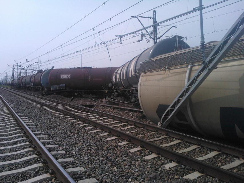 W Zajączkowie Tczewskim wykoleił się pociąg towarowy przewożący olej