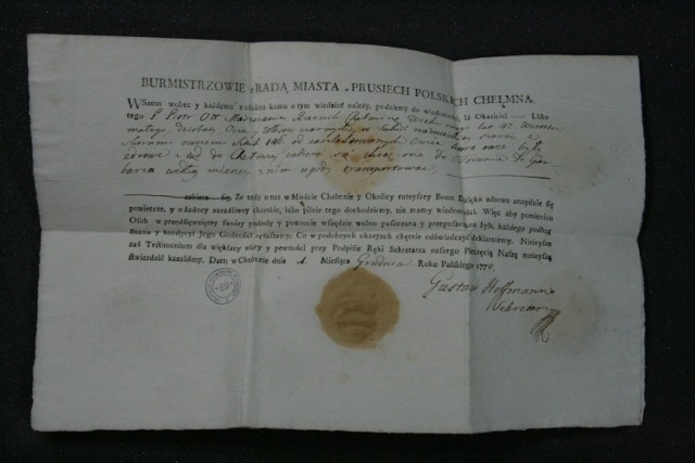 Paszport dżumowy, jaki w grudniu 1770 roku wystawiły władze Chełmna Piotrowi Ottowi, rzeźnikowi lat 42, wzrostu małego, a do tego dziobatemu.
Bardzo serdecznie dziękujemy pracownikom Archiwum Państwowego, że w czasie zarazy znaleźli dokument i udostępnili zdjęcie.