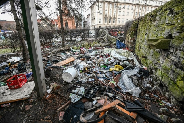 Mieszkańcy reagują na śmietnik wokół dawnego pomnika w Gdańsku. "To kiedy sprzątamy?"
