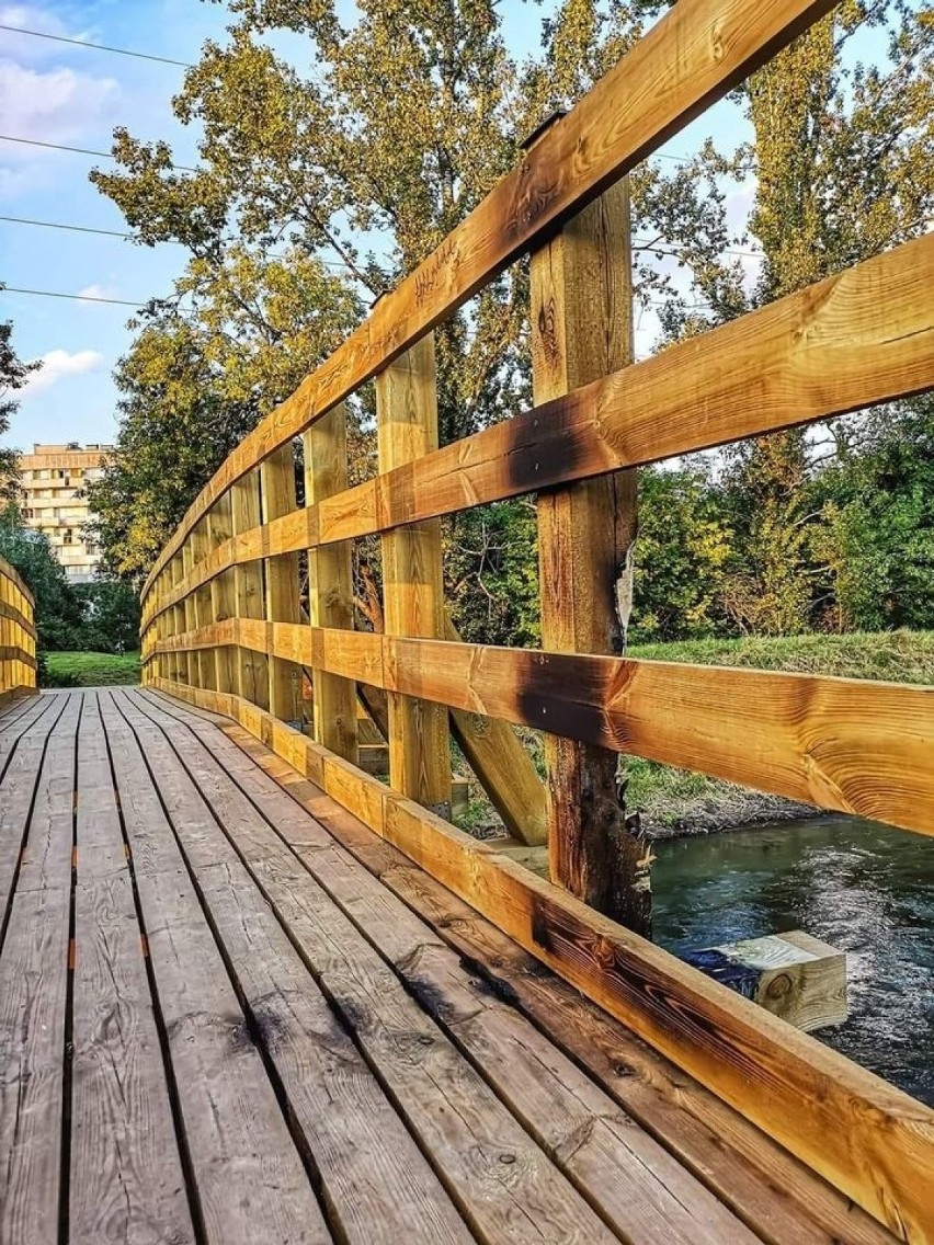 Podpalona kładka nad Brynicą na Osiedlu Naftowa. Na...