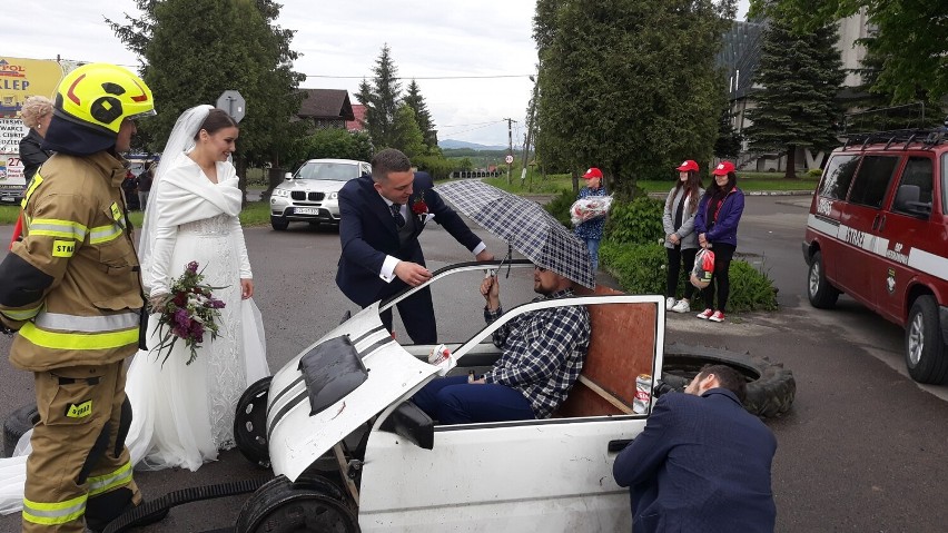 Państwo młodzi podczas akcji ratunkowej, czyli tradycyjna...