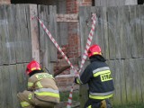 Pożar pustostanu przy ul. Piastowskiej w Radomsku. Bezdomny zaprószył ogień [ZDJĘCIA]