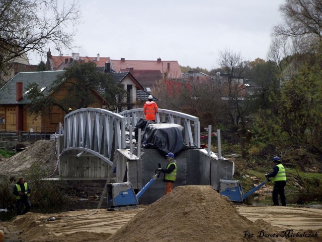 Kładka łączy ulicę Świetomikołajska z ulicą Mostową. Inwestycja powstała dzięki dofinansowaniu z fundusz&oacute;w zarządzanych przez Lokalną Grupę Rybacką Obra-Warta.