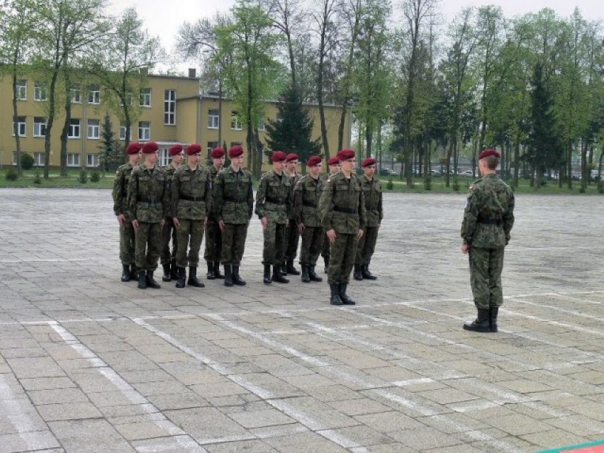 Klasa wojskowa z Tomaszowa na przeglądzie musztry