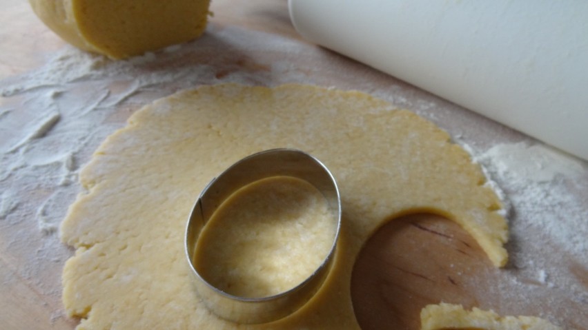 WIELKANOCNE CIASTKA PISANKI. Sprawdź, jak szybko możesz przygotować pyszne maślane ciasteczka (PRZEPIS, ZDJĘCIA)