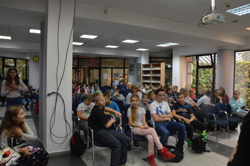 Paweł Beręsewicz spotkał się z młodymi czytelnikami w Bibliotece w Radomsku [ZDJĘCIA]
